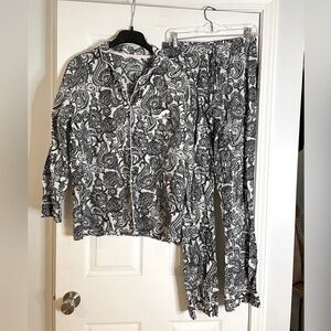VICTORIA’S SECRET COTTON BLEND PAJAMA SET IN BLACK/ WHITE PAISLEY w/pink trim